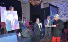 Roman Dréa et Eric Cormier devant le portrait de Mohammed VI